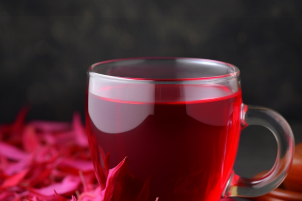 Чашка красного чая каркаде