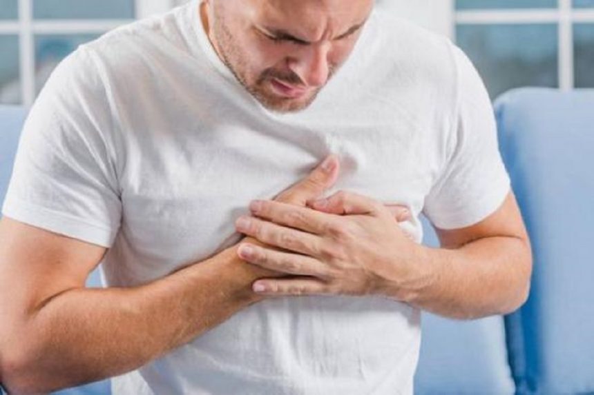 Мучает боль в груди: когда нужно срочно к врачу