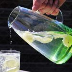 Как стакан лимонной воды утром натощак помогает организму