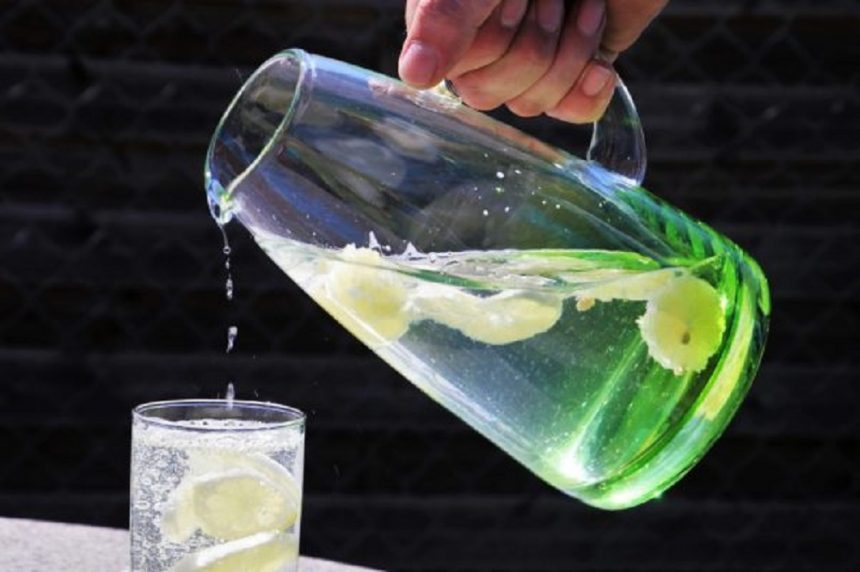 Как стакан лимонной воды утром натощак помогает организму