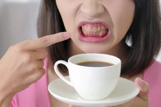 Употребление кофе и желтые зубы