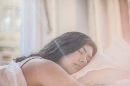 Сон на животе: насколько вредно для мышц эта поза для сна?