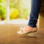 7 худших видов обуви при болях в коленях, по мнению ортопедов