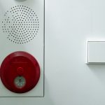 Почему некоторые выключатели света в больницах красного цвета?
