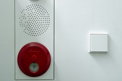 Почему некоторые выключатели света в больницах красного цвета?