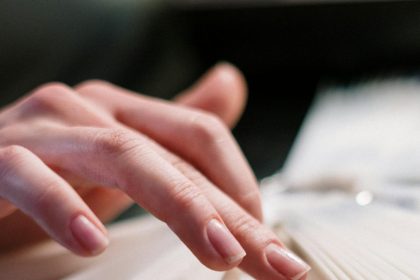 Что означает появление белых пятен на ногтях?