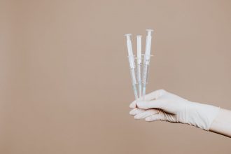 Что такое цельновирусные вакцины и почему они вызывают споры?