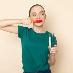 Почему изо рта пахнет спиртом: основные причины и что делать