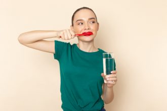 Почему изо рта пахнет спиртом: основные причины и что делать