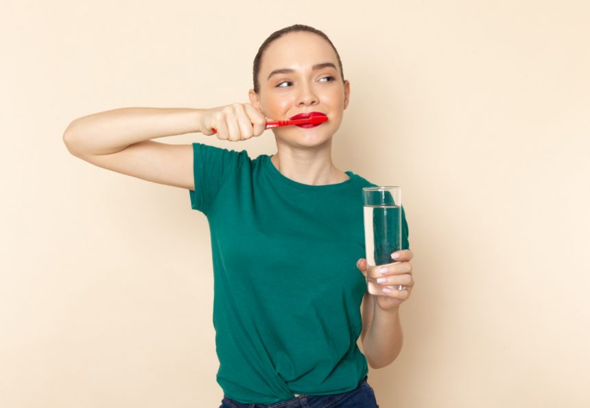 Почему изо рта пахнет спиртом: основные причины и что делать