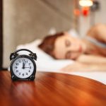 Как подготовиться к переходу на зимнее время 26 октября 2025 года? Советы для здоровья