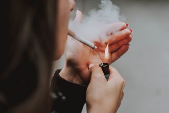 Легкое курение: ученые развенчали миф о безопасности малых доз сигарет