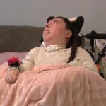 Девочка без мозга отпраздновала 20-летие: как любовь и вера победили прогнозы врачей