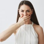 Почему появляется кислый запах изо рта и что с этим делать