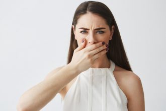 Почему появляется кислый запах изо рта и что с этим делать