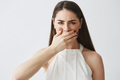 Почему появляется кислый запах изо рта и что с этим делать