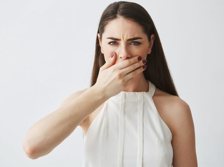 Почему появляется кислый запах изо рта и что с этим делать