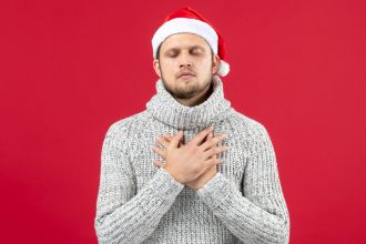 Как избежать сердечного приступа в праздничные зимние дни: советы по профилактике