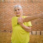 Как укрепить руки после 60: лучшие упражнения без гантелей и тренажёров