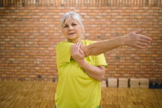 Как укрепить руки после 60: лучшие упражнения без гантелей и тренажёров