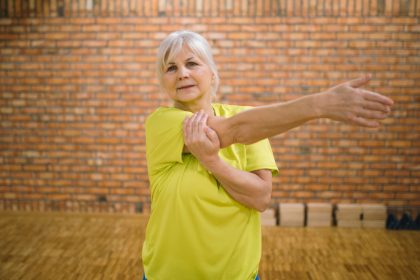 Как укрепить руки после 60: лучшие упражнения без гантелей и тренажёров