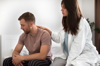 Может ли женщина оформить больничный для ухода за больным мужем в Украине: новые правила