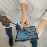 Бруксизм на фоне стресса: как война влияет на здоровье зубов украинцев