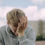 Как понять, что близкий человек принимает наркотики: признаки, поведение и способы помощи