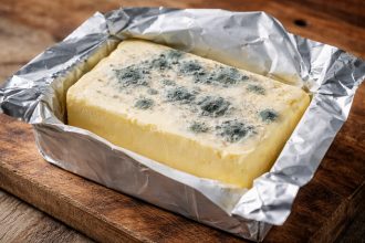 Можно ли есть продукты с плесенью: последствия, риски для здоровья и что делать, если случайно съели