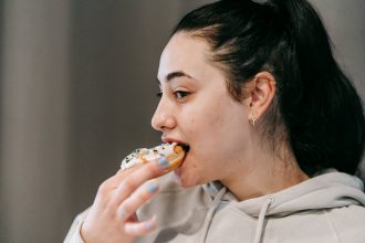 Что такое психодиетология простыми словами: как эмоции управляют аппетитом и как остановиться