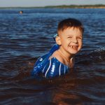 Как защитить ребенка на воде летом 2026: простые советы для безопасного отдыха у реки, моря и бассейна