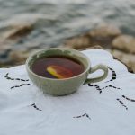 Почему в жару пьют горячий чай: причины, есть ли польза, риски и какой чай лучше