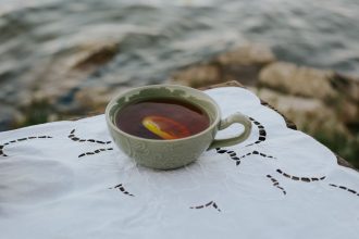 Почему в жару пьют горячий чай: причины, есть ли польза, риски и какой чай лучше