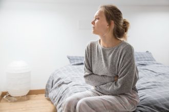 Тяжесть в желудке: причины, что делать в домашних условиях и когда обращаться к врачу