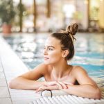 Заложило ухо после купания: вода или наружный отит и что делать