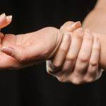 Почему ломит суставы перед дождем: действительно ли организм чувствует изменение погоды
