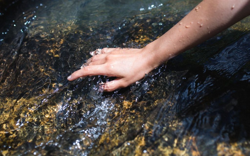Почему пальцы морщатся в воде: что происходит с кожей и при чем здесь нервная система